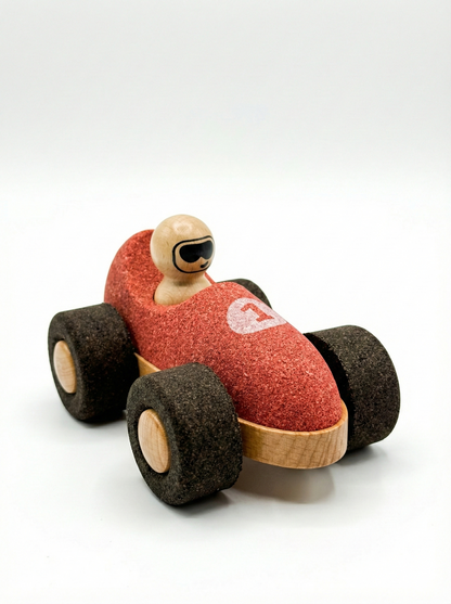 Startschuss für den leisen Flitzer! Der griffige Spielzeug-Rennwagen aus Kork und Holz schont Ohren sowie Fußböden und ist extrem leicht zu greifen.