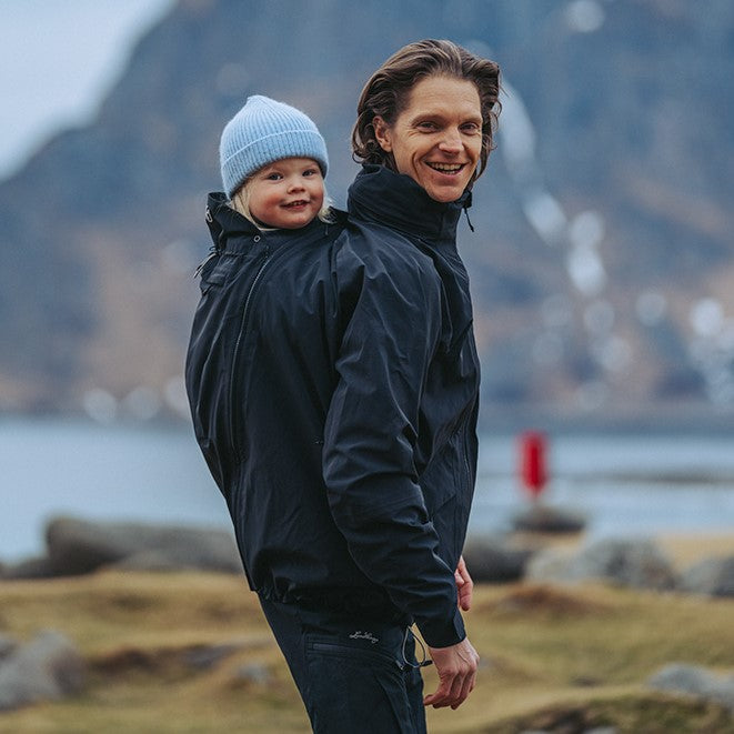 Endlich auch für Trage-Papas! Die robuste 3-in-1 Softshell-Jacke ist absolut winddicht, wasserabweisend und punktet mit einem sportlichen Outdoor-Look.