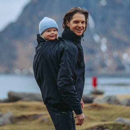 Endlich auch für Trage-Papas! Die robuste 3-in-1 Softshell-Jacke ist absolut winddicht, wasserabweisend und punktet mit einem sportlichen Outdoor-Look.