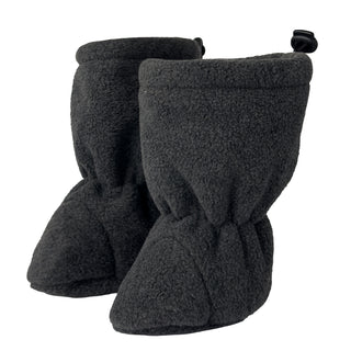 Schluss mit abgestrampelten Socken! Die weichen Fleece-Schühchen mit sicherem Kordelstopper halten Babys Füßchen im Kinderwagen und der Trage warm.