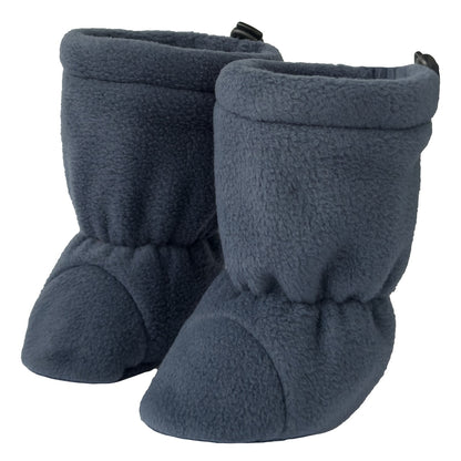 Schluss mit abgestrampelten Socken! Die weichen Fleece-Schühchen mit sicherem Kordelstopper halten Babys Füßchen im Kinderwagen und der Trage warm.