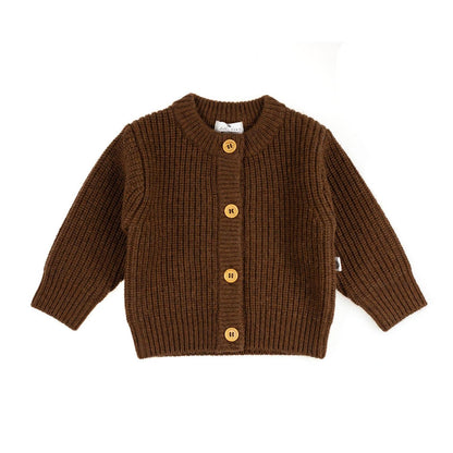 Der wärmende Begleiter für jede Jahreszeit! Die kuschelige Strickjacke aus 100% weicher Merinowolle ist temperaturregulierend und absolut kratzfrei.