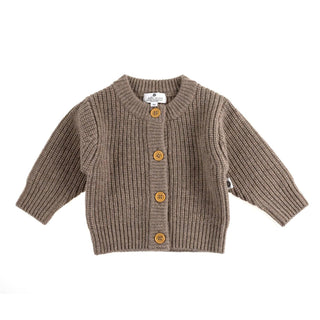 Der wärmende Begleiter für jede Jahreszeit! Die kuschelige Strickjacke aus 100% weicher Merinowolle ist temperaturregulierend und absolut kratzfrei.