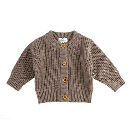 Der wärmende Begleiter für jede Jahreszeit! Die kuschelige Strickjacke aus 100% weicher Merinowolle ist temperaturregulierend und absolut kratzfrei.