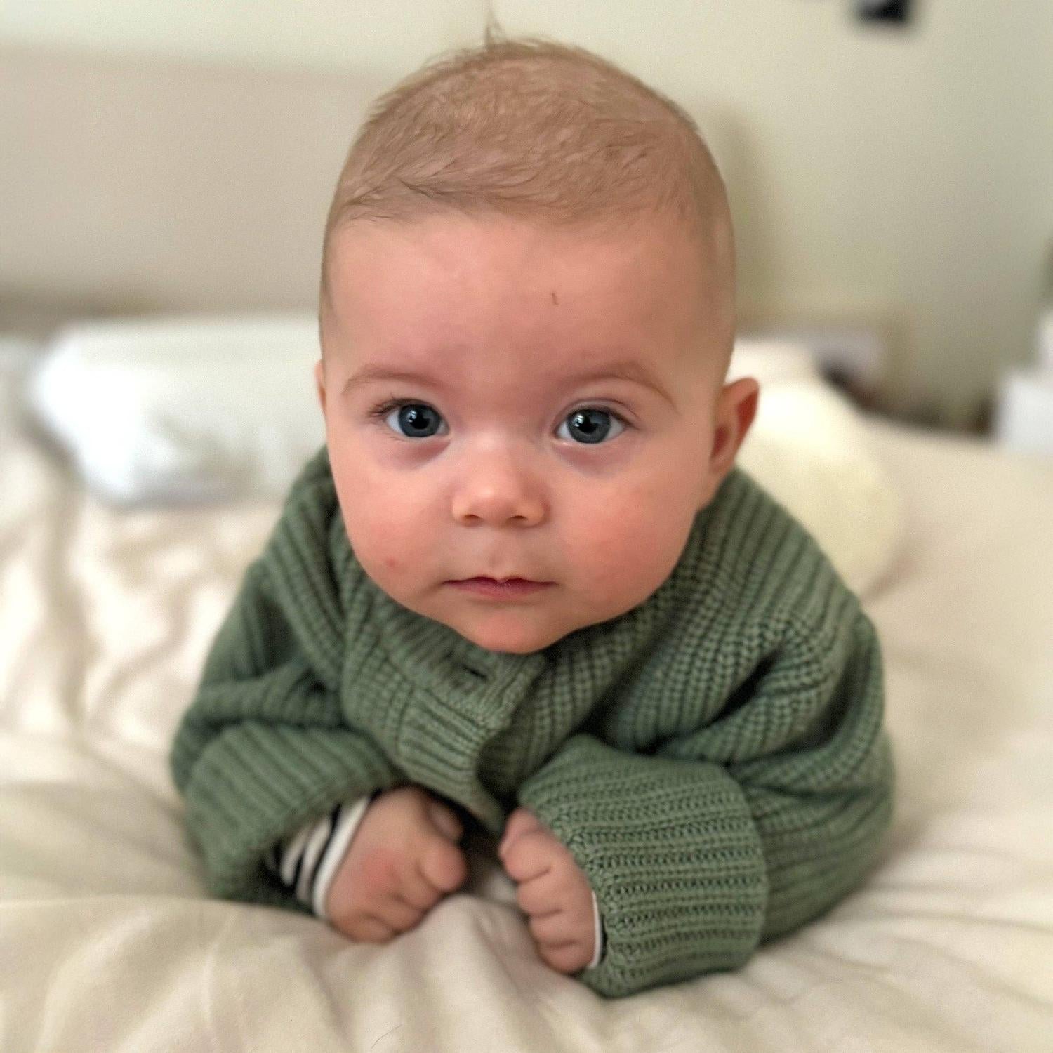 Der wärmende Begleiter für jede Jahreszeit! Die kuschelige Strickjacke aus 100% weicher Merinowolle ist temperaturregulierend und absolut kratzfrei.