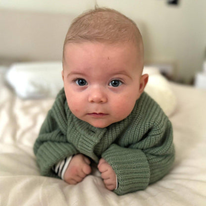 Der wärmende Begleiter für jede Jahreszeit! Die kuschelige Strickjacke aus 100% weicher Merinowolle ist temperaturregulierend und absolut kratzfrei.