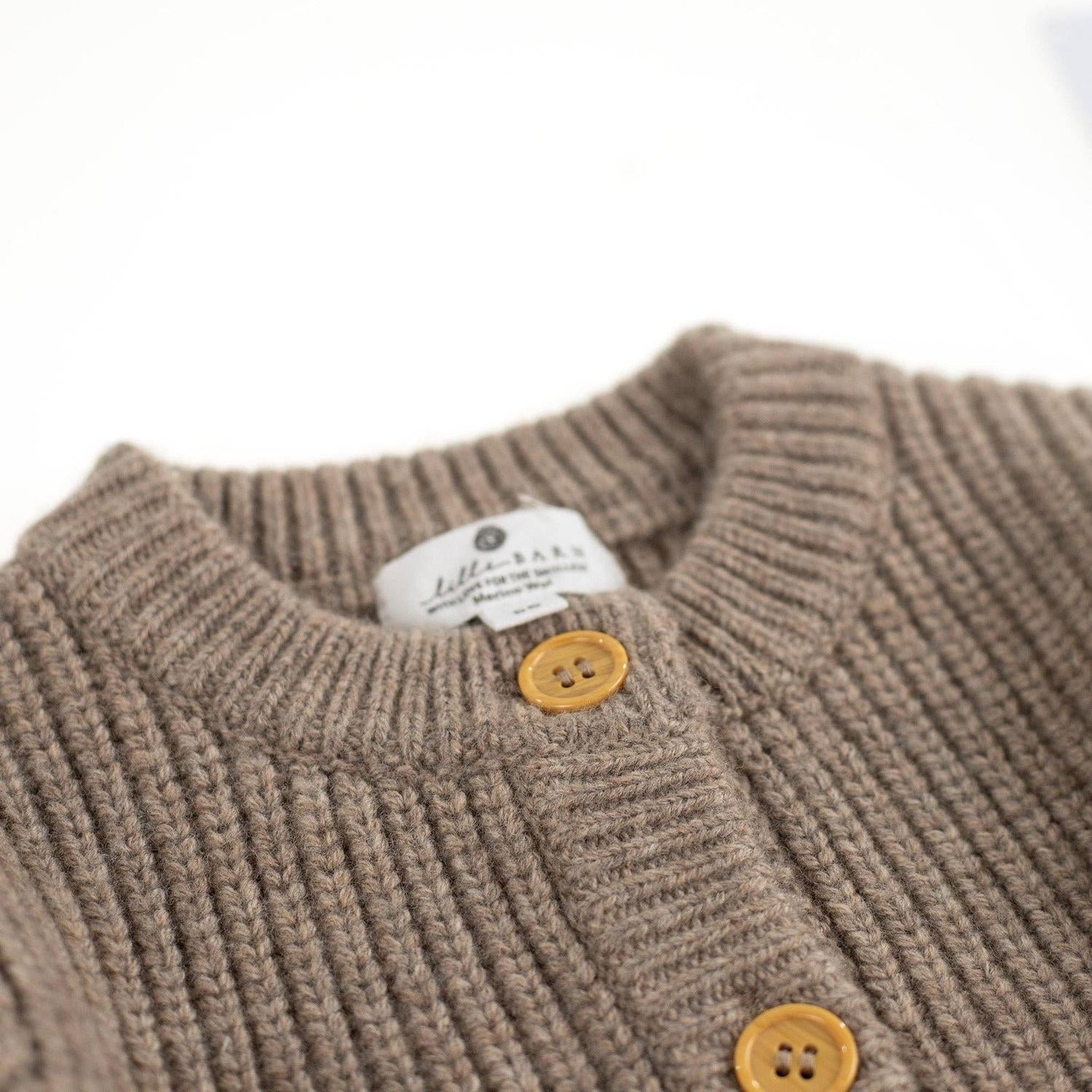 Der wärmende Begleiter für jede Jahreszeit! Die kuschelige Strickjacke aus 100% weicher Merinowolle ist temperaturregulierend und absolut kratzfrei.