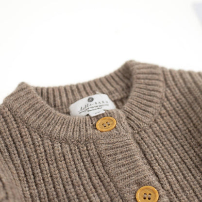 Der wärmende Begleiter für jede Jahreszeit! Die kuschelige Strickjacke aus 100% weicher Merinowolle ist temperaturregulierend und absolut kratzfrei.