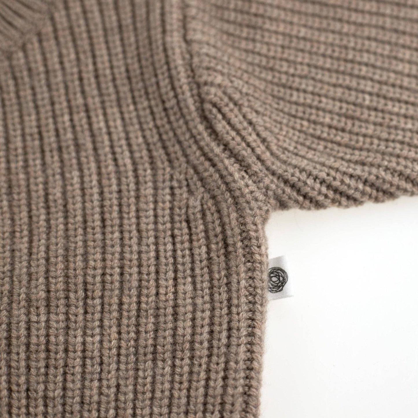 Der wärmende Begleiter für jede Jahreszeit! Die kuschelige Strickjacke aus 100% weicher Merinowolle ist temperaturregulierend und absolut kratzfrei.