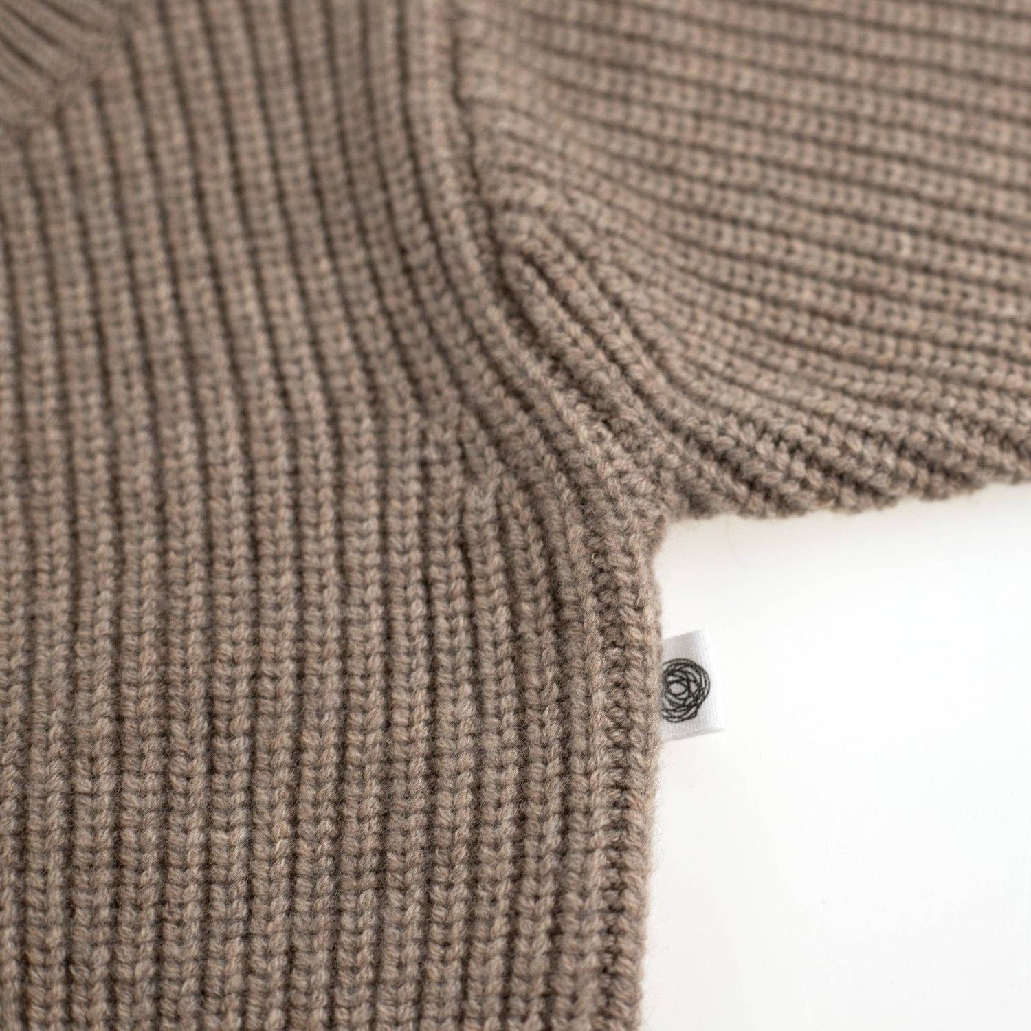 Der wärmende Begleiter für jede Jahreszeit! Die kuschelige Strickjacke aus 100% weicher Merinowolle ist temperaturregulierend und absolut kratzfrei.