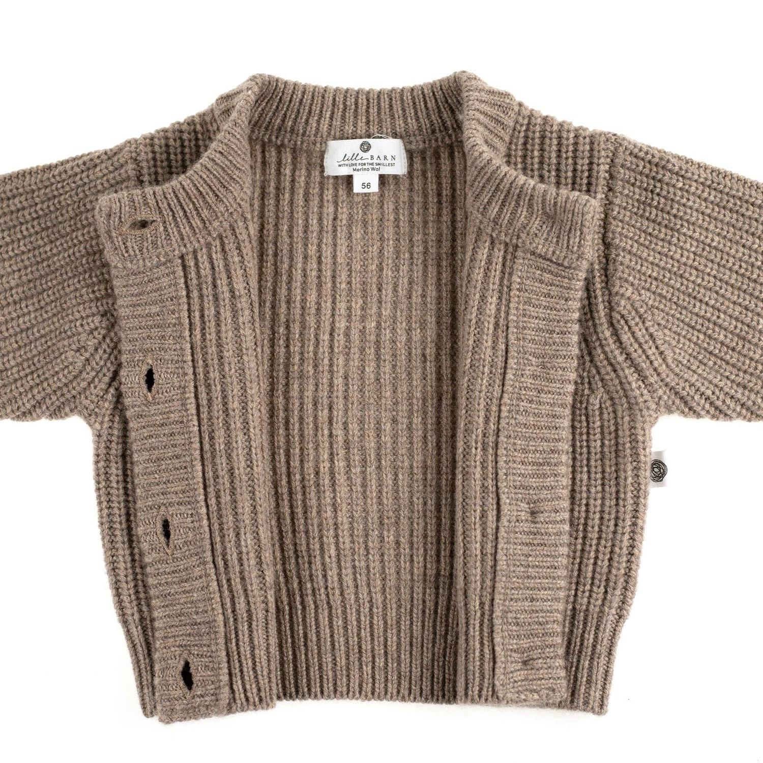 Der wärmende Begleiter für jede Jahreszeit! Die kuschelige Strickjacke aus 100% weicher Merinowolle ist temperaturregulierend und absolut kratzfrei.