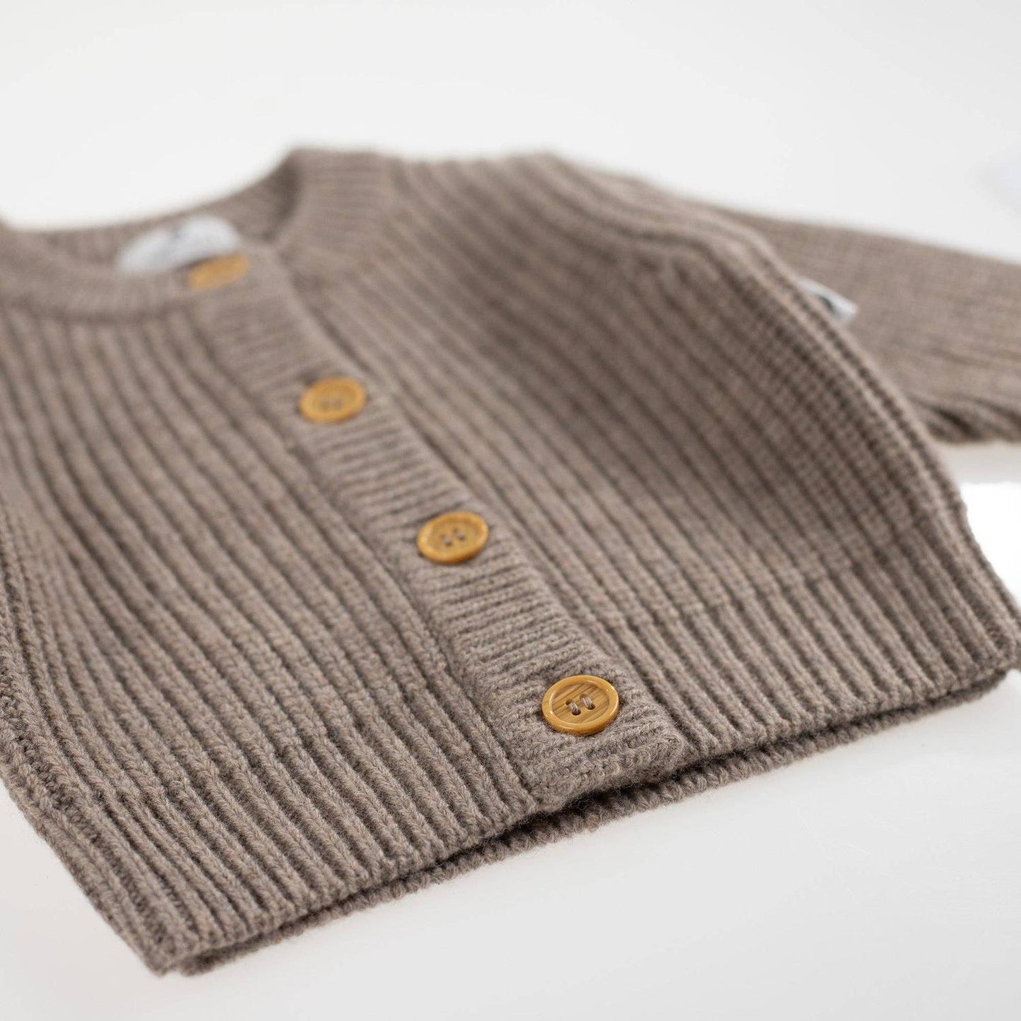 Der wärmende Begleiter für jede Jahreszeit! Die kuschelige Strickjacke aus 100% weicher Merinowolle ist temperaturregulierend und absolut kratzfrei.