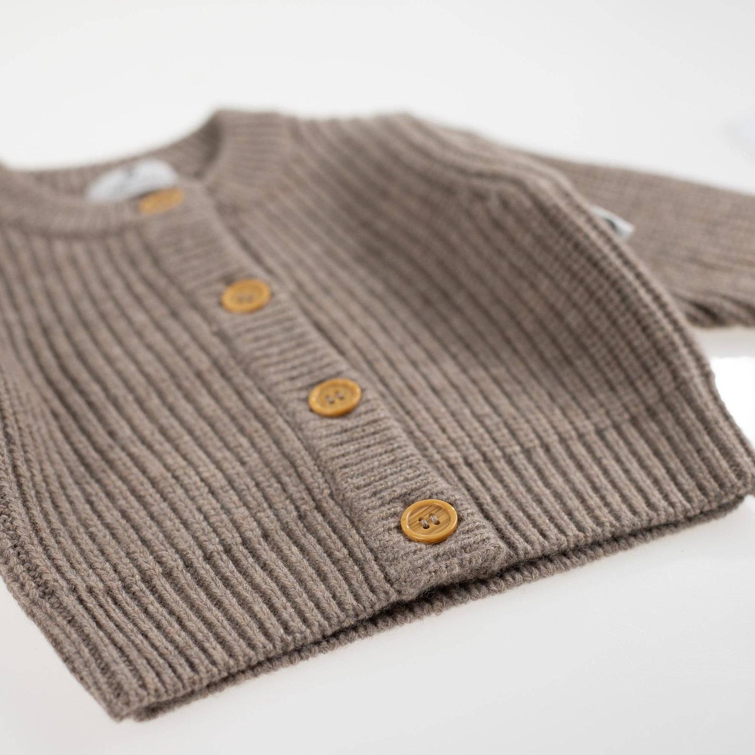 Der wärmende Begleiter für jede Jahreszeit! Die kuschelige Strickjacke aus 100% weicher Merinowolle ist temperaturregulierend und absolut kratzfrei.