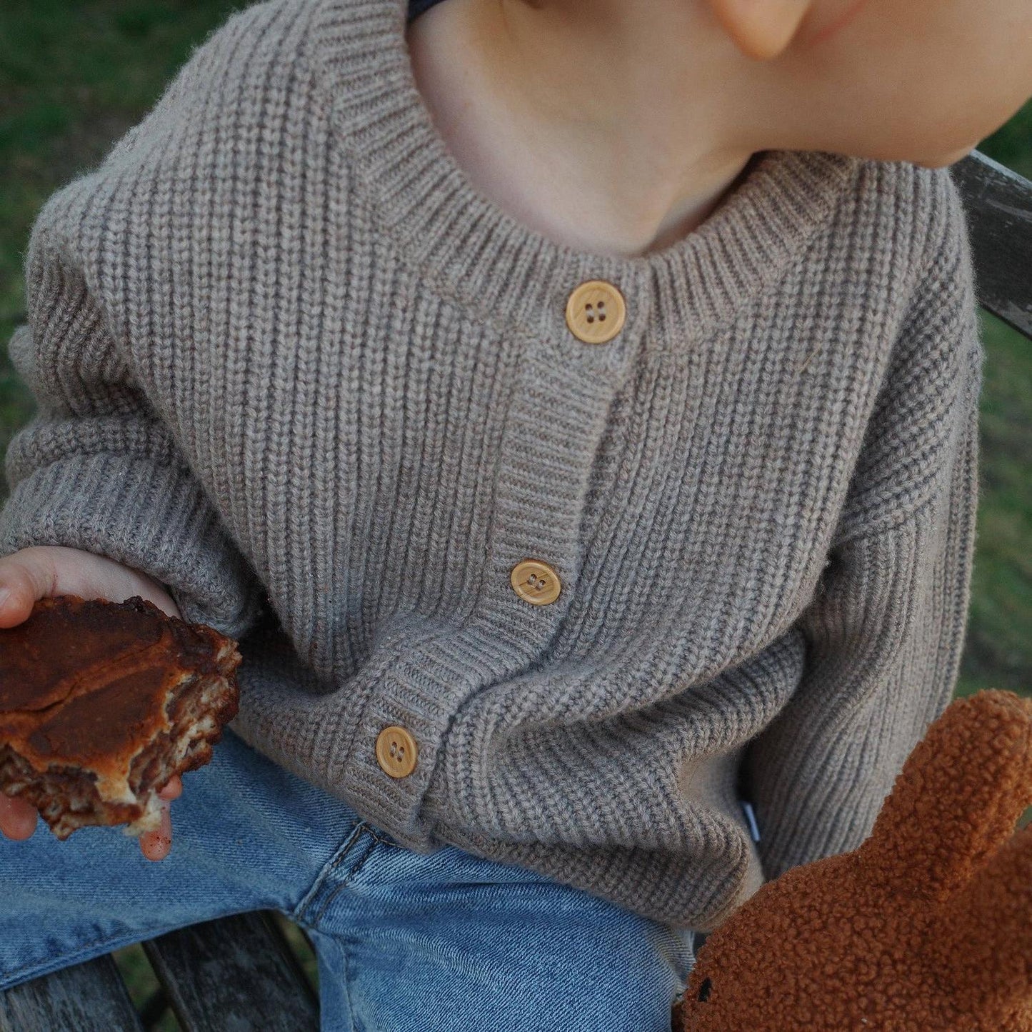 Der wärmende Begleiter für jede Jahreszeit! Die kuschelige Strickjacke aus 100% weicher Merinowolle ist temperaturregulierend und absolut kratzfrei.