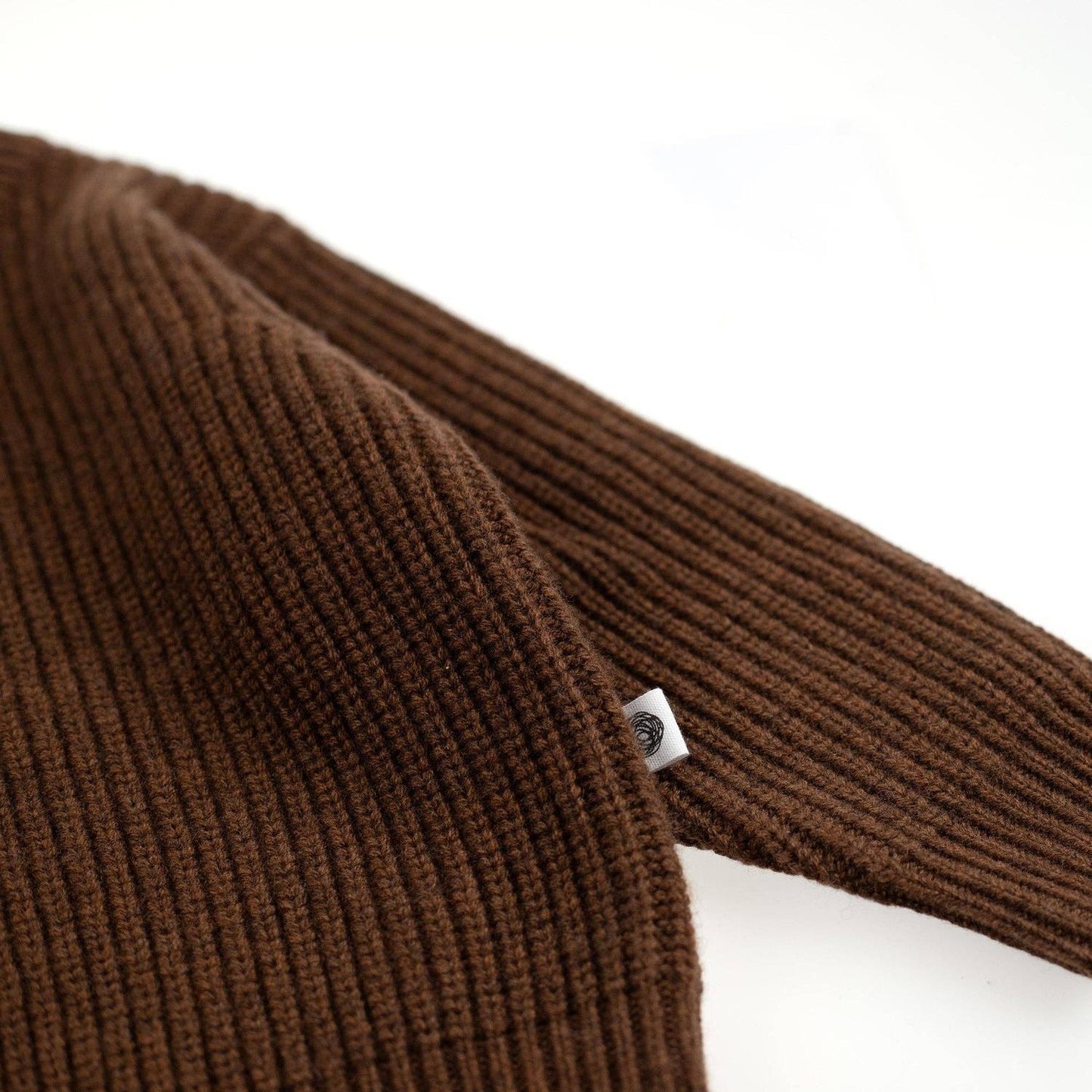 Die perfekte Schicht für das Zwiebelprinzip! Der klassische Strickpullover aus 100% temperaturausgleichender Merinowolle wärmt, ohne zu überhitzen.