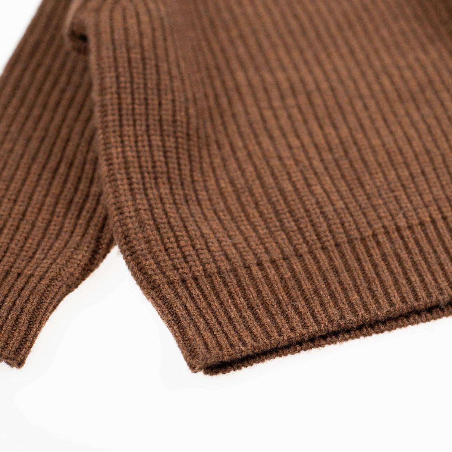 Die perfekte Schicht für das Zwiebelprinzip! Der klassische Strickpullover aus 100% temperaturausgleichender Merinowolle wärmt, ohne zu überhitzen.