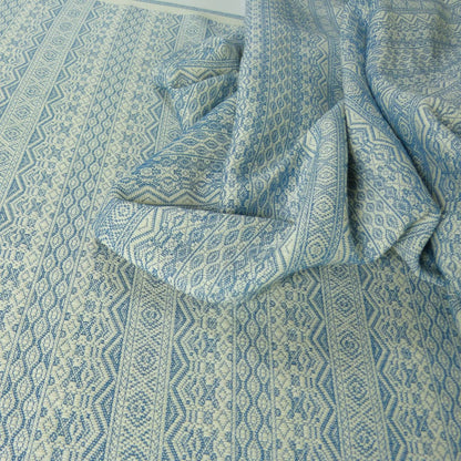 Ein eleganter Hingucker aus reiner Bio-Baumwolle. Das griffige Jacquard-Tragetuch in tiefem Petrol bietet Neugeborenen und Kleinkindern perfekten Halt.