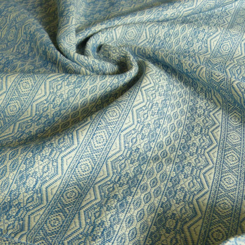 Ein eleganter Hingucker aus reiner Bio-Baumwolle. Das griffige Jacquard-Tragetuch in tiefem Petrol bietet Neugeborenen und Kleinkindern perfekten Halt.