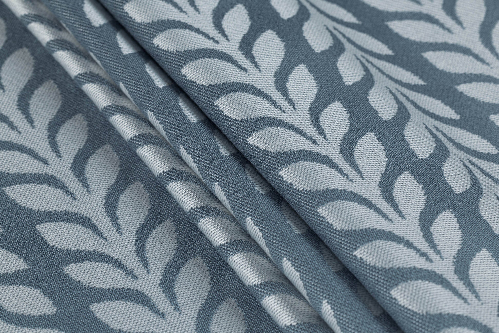Fließend wie Wasser! Das luxuriöse Jacquard-Tragetuch aus 100% Bambus-Viskose ist extrem kühlend, seidig glänzend und umschmeichelt dein Baby.