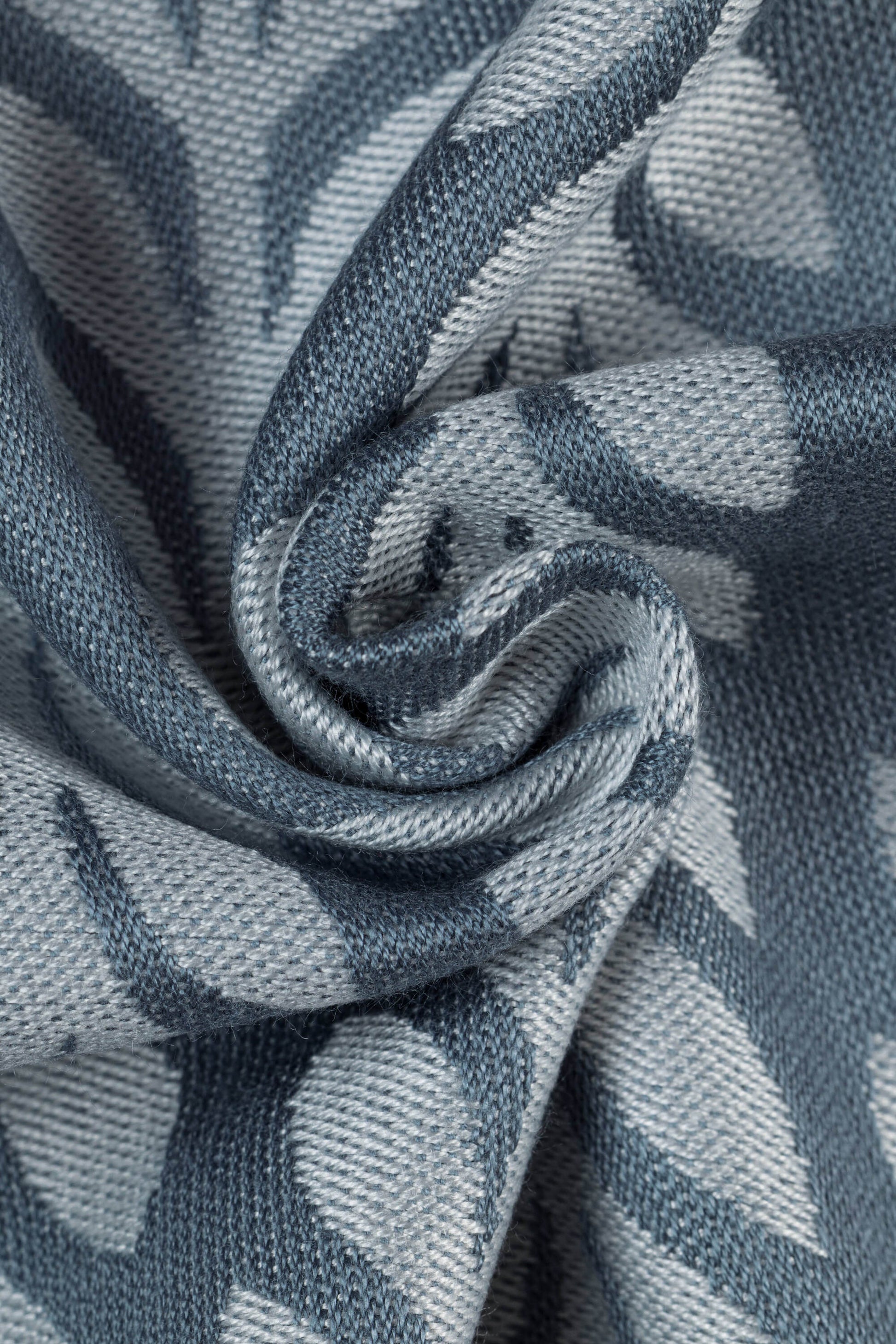 Fließend wie Wasser! Das luxuriöse Jacquard-Tragetuch aus 100% Bambus-Viskose ist extrem kühlend, seidig glänzend und umschmeichelt dein Baby.