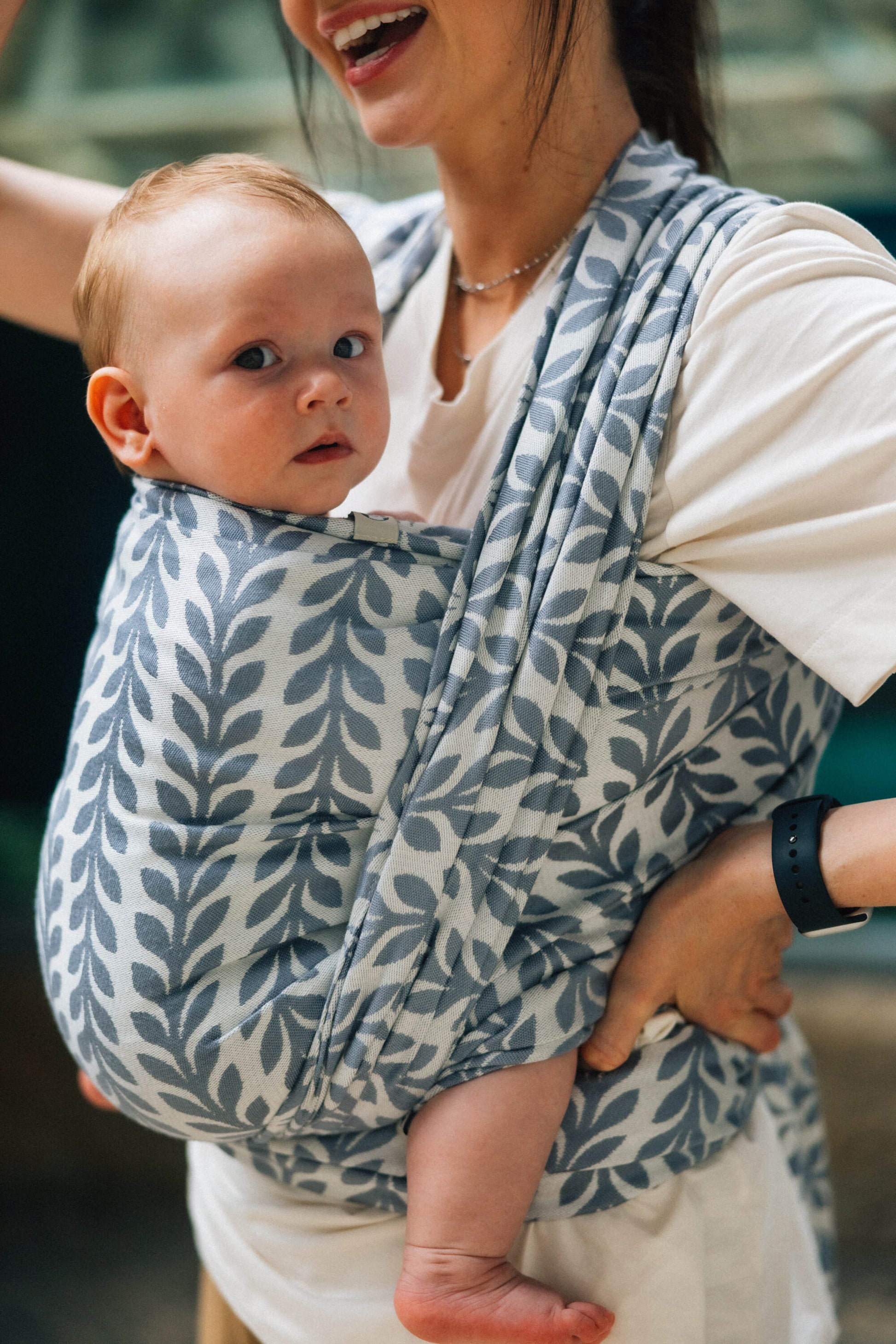 Fließend wie Wasser! Das luxuriöse Jacquard-Tragetuch aus 100% Bambus-Viskose ist extrem kühlend, seidig glänzend und umschmeichelt dein Baby.
