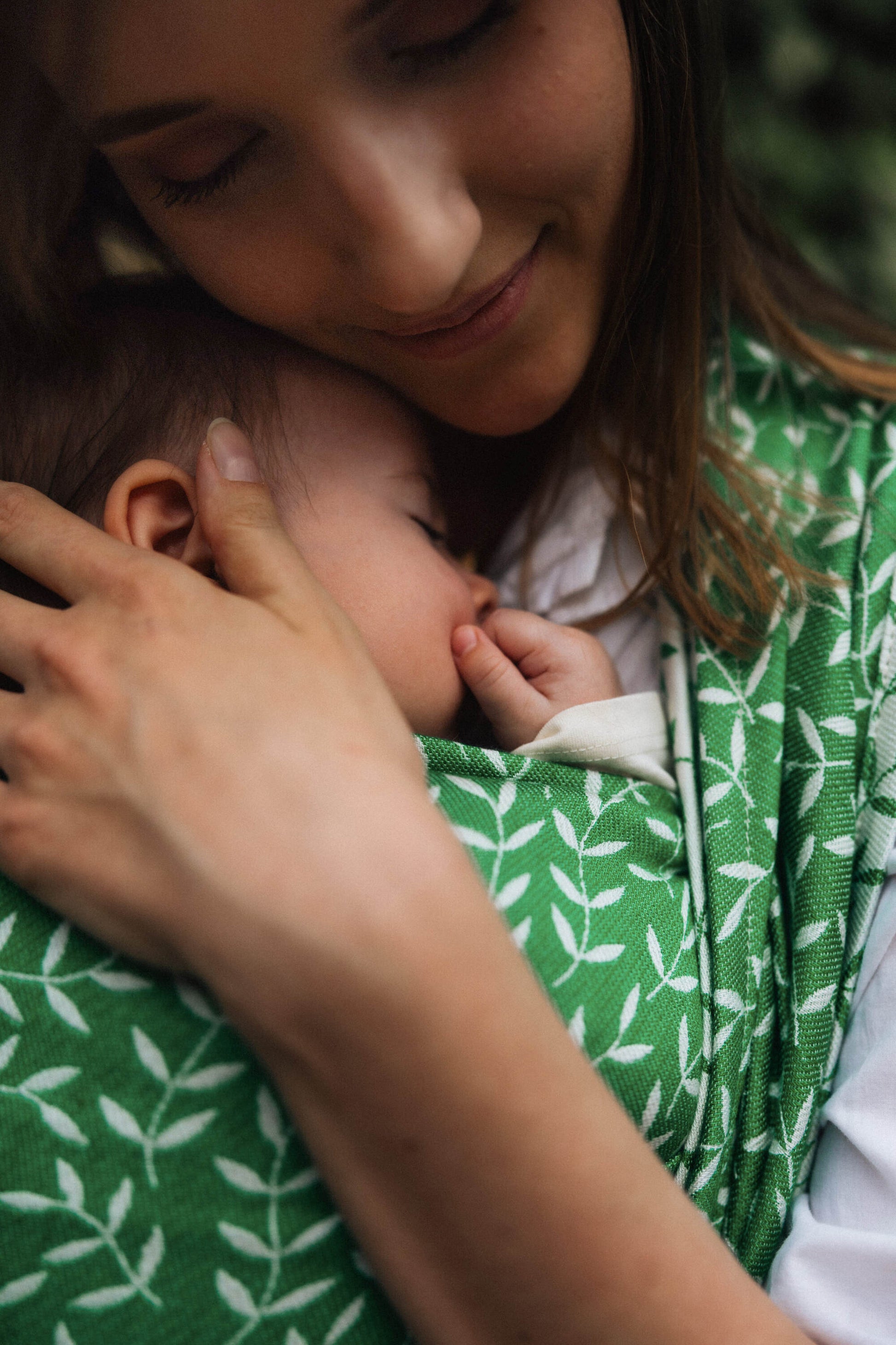 Kühlendes Tencel™ trifft zauberhaftes Wald-Design. Das edle Jacquard-Tuch in tiefem Grün schimmert wunderschön und ist perfekt für warme Tage.