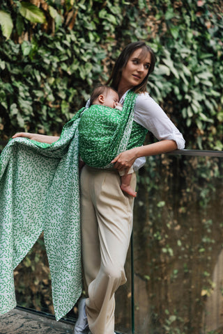 Kühlendes Tencel™ trifft zauberhaftes Wald-Design. Das edle Jacquard-Tuch in tiefem Grün schimmert wunderschön und ist perfekt für warme Tage.