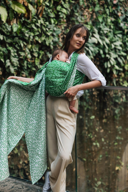 Kühlendes Tencel™ trifft zauberhaftes Wald-Design. Das edle Jacquard-Tuch in tiefem Grün schimmert wunderschön und ist perfekt für warme Tage.