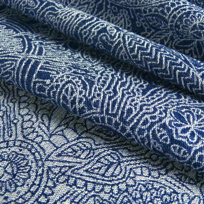 Pure Natur für dein Baby! Das liebevoll gewebte Jacquard-Tuch mit floralem Blättermuster besticht durch wunderbare Weichheit und ergonomische Stabilität.