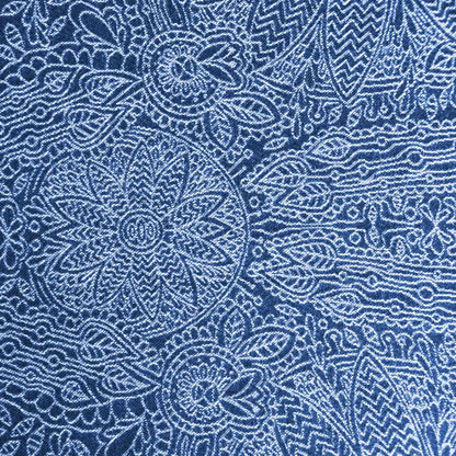 Pure Natur für dein Baby! Das liebevoll gewebte Jacquard-Tuch mit floralem Blättermuster besticht durch wunderbare Weichheit und ergonomische Stabilität.