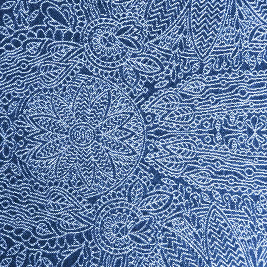 Pure Natur für dein Baby! Das liebevoll gewebte Jacquard-Tuch mit floralem Blättermuster besticht durch wunderbare Weichheit und ergonomische Stabilität.