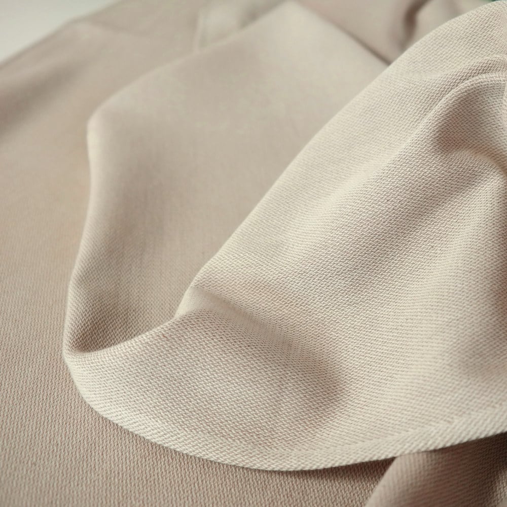 Der leichte Allrounder für Binde-Anfänger. Das unifarbene Tragetuch in Kreuzköper-Webung ist angenehm leicht, luftig und passt zu jedem Outfit.