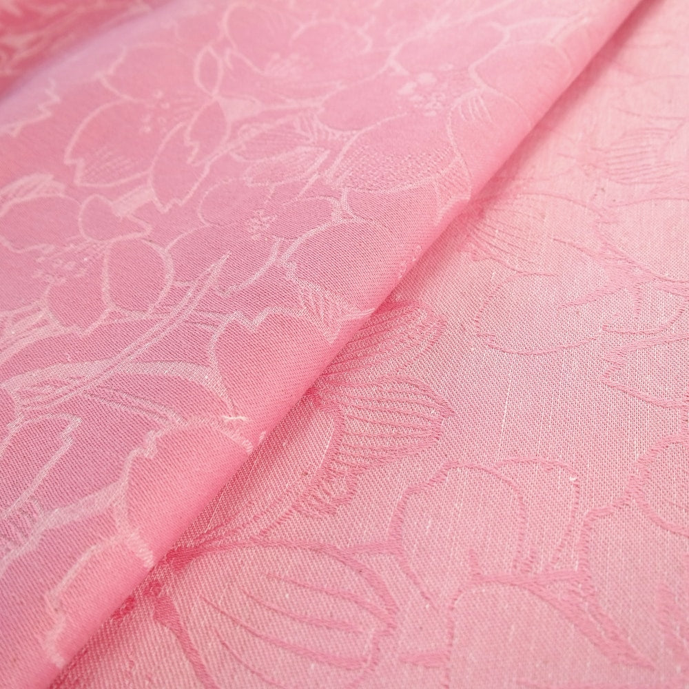 Ein Hauch von Frühling! Das zarte Jacquard-Tragetuch mit verspielten Punkten stützt kleine Traglinge sanft ab Geburt und wird schnell kuschelweich.