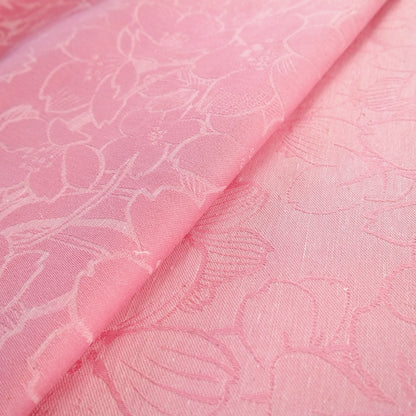 Ein Hauch von Frühling! Das zarte Jacquard-Tragetuch mit verspielten Punkten stützt kleine Traglinge sanft ab Geburt und wird schnell kuschelweich.