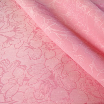 Ein Hauch von Frühling! Das zarte Jacquard-Tragetuch mit verspielten Punkten stützt kleine Traglinge sanft ab Geburt und wird schnell kuschelweich.