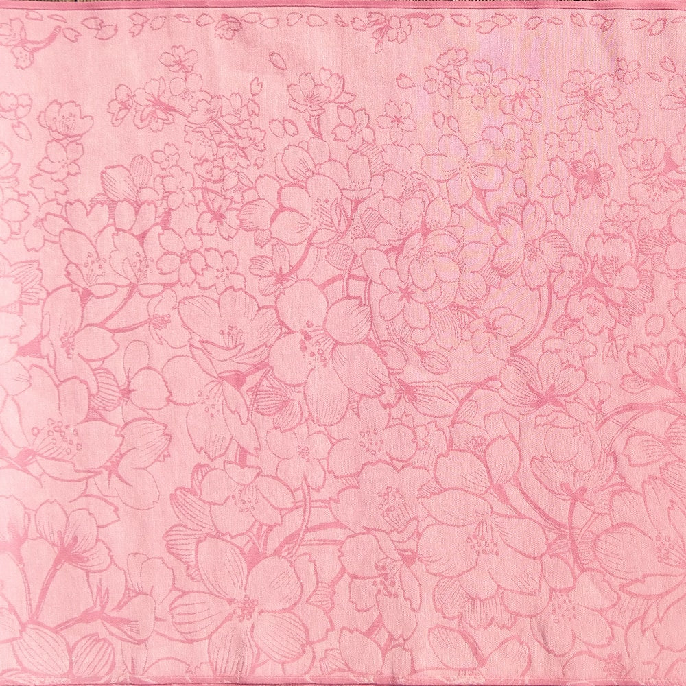 Ein Hauch von Frühling! Das zarte Jacquard-Tragetuch mit verspielten Punkten stützt kleine Traglinge sanft ab Geburt und wird schnell kuschelweich.