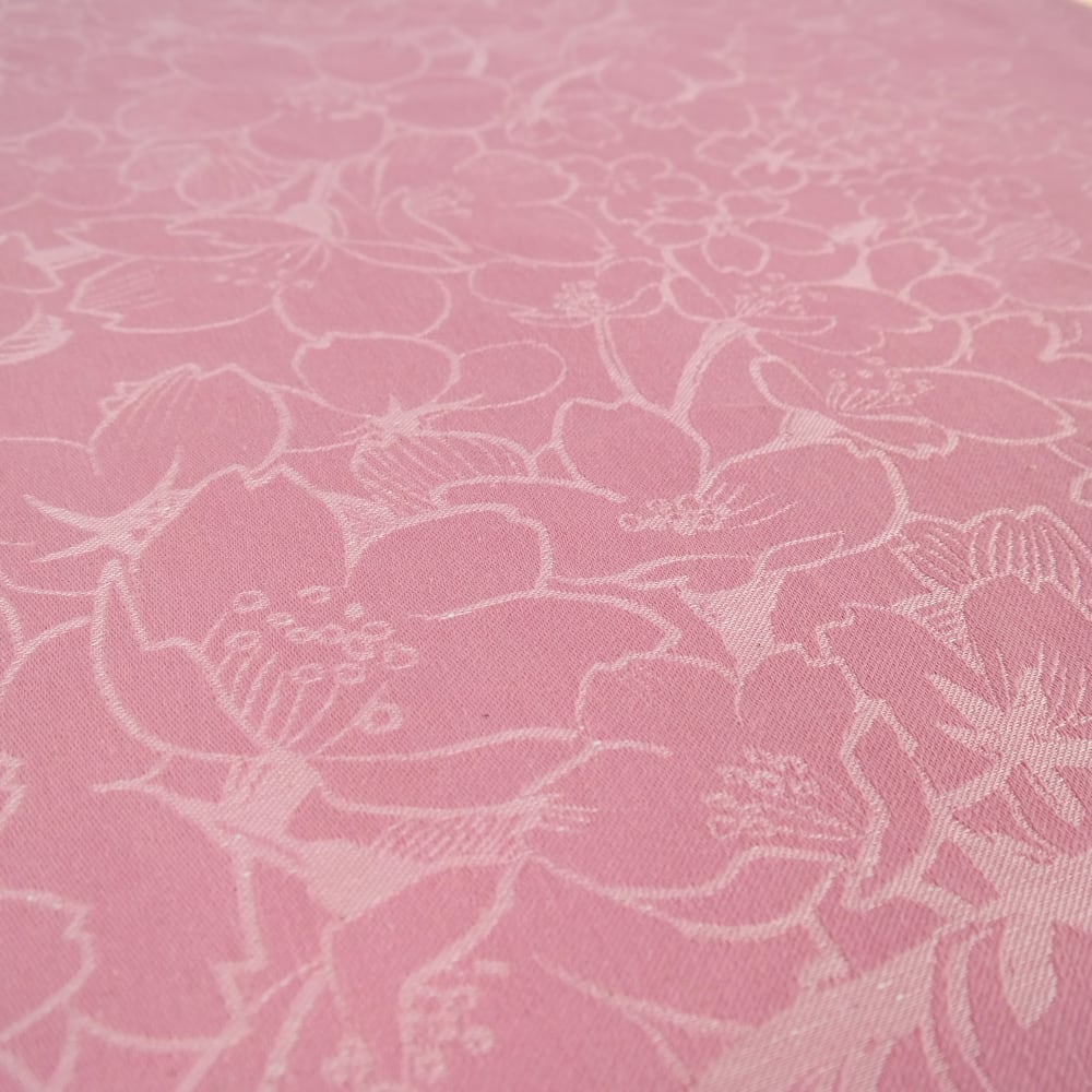 Ein Hauch von Frühling! Das zarte Jacquard-Tragetuch mit verspielten Punkten stützt kleine Traglinge sanft ab Geburt und wird schnell kuschelweich.