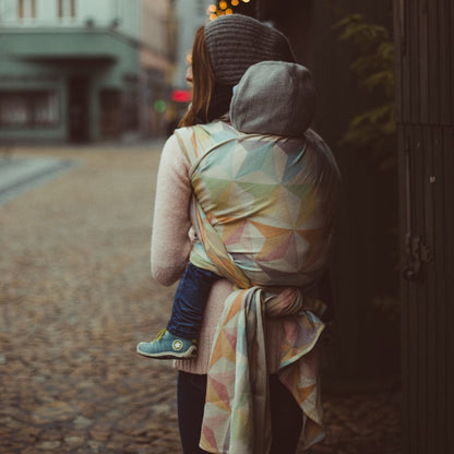 Ein echter Hingucker! Das farbenfrohe Jacquard-Tragetuch mit Windrädchen-Muster ist besonders formstabil und stützt schwere Babys perfekt ab.