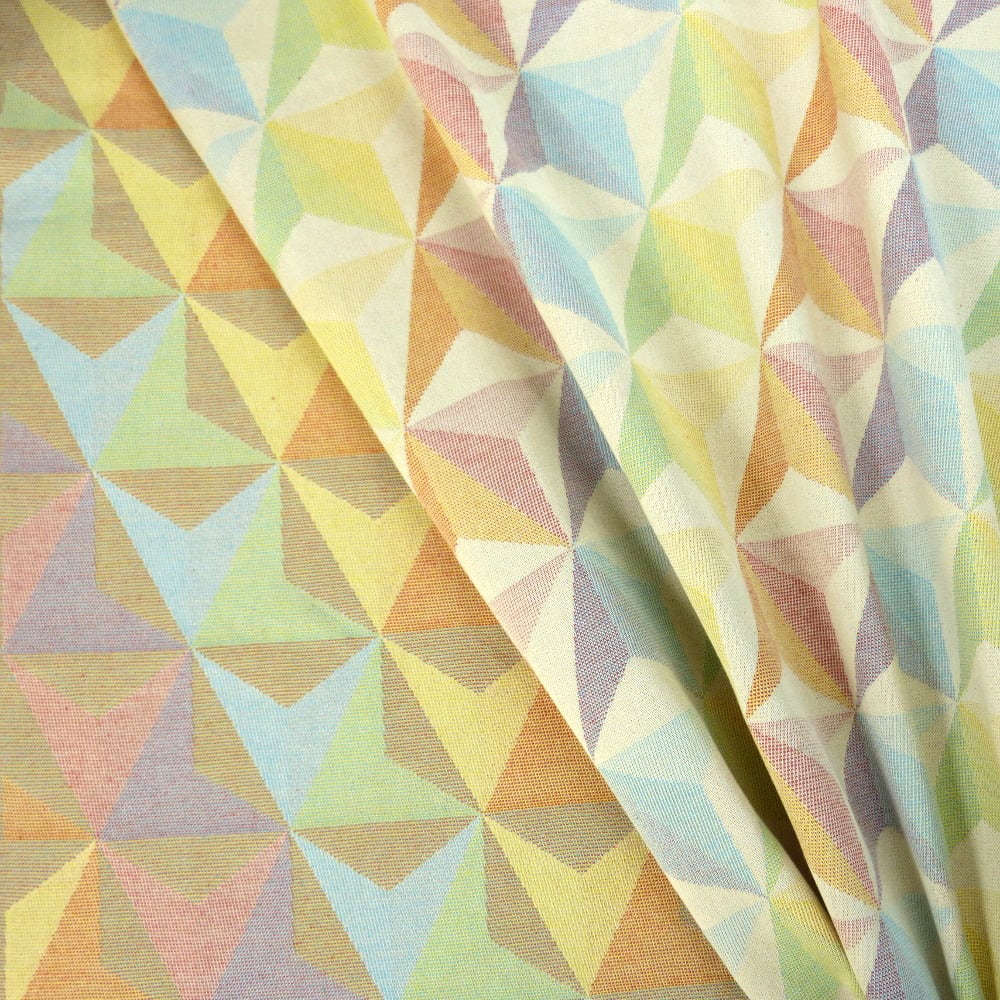 Ein echter Hingucker! Das farbenfrohe Jacquard-Tragetuch mit Windrädchen-Muster ist besonders formstabil und stützt schwere Babys perfekt ab.