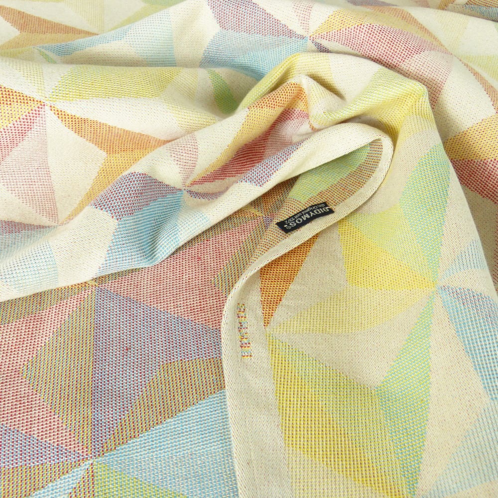 Ein echter Hingucker! Das farbenfrohe Jacquard-Tragetuch mit Windrädchen-Muster ist besonders formstabil und stützt schwere Babys perfekt ab.