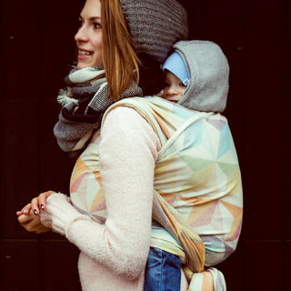 Ein echter Hingucker! Das farbenfrohe Jacquard-Tragetuch mit Windrädchen-Muster ist besonders formstabil und stützt schwere Babys perfekt ab.