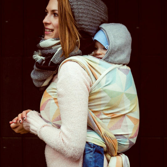Ein echter Hingucker! Das farbenfrohe Jacquard-Tragetuch mit Windrädchen-Muster ist besonders formstabil und stützt schwere Babys perfekt ab.