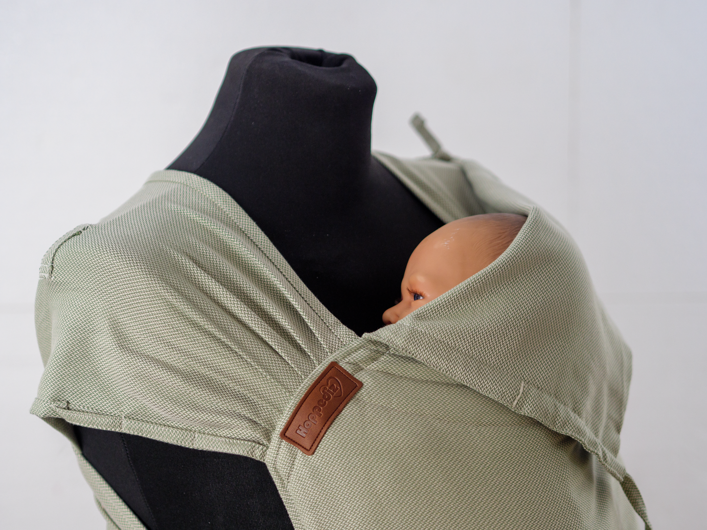 Tragetuch-Gefühl trifft Schnallen-Komfort. Die stufenlos anpassbare Half-Buckle wächst von Geburt (2,5 kg) bis ins Kleinkindalter bequem mit.