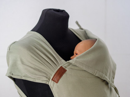 Tragetuch-Gefühl trifft Schnallen-Komfort. Die stufenlos anpassbare Half-Buckle wächst von Geburt (2,5 kg) bis ins Kleinkindalter bequem mit.