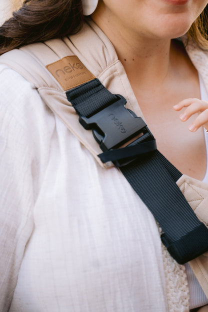 Mama, Arm! Mama, runter! – Mit der Neko Up & Down Hüfttrage schonst du deinen Rücken im Alltag. Sekundenschnell angelegt und kompakt wie eine Handtasche.