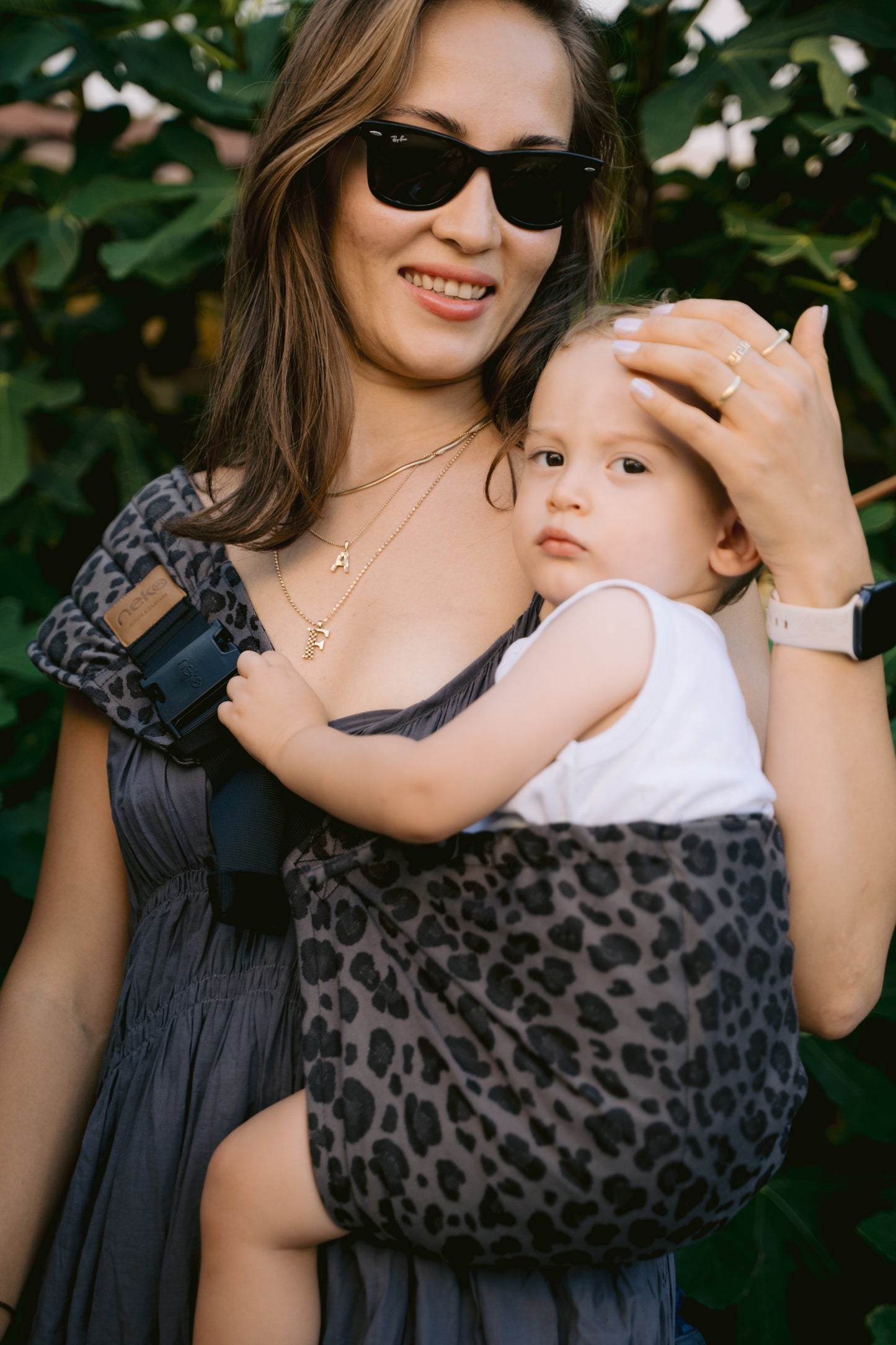 Mama, Arm! Mama, runter! – Mit der Neko Up & Down Hüfttrage schonst du deinen Rücken im Alltag. Sekundenschnell angelegt und kompakt wie eine Handtasche.