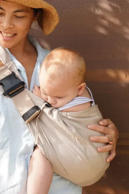 Mama, Arm! Mama, runter! – Mit der Neko Up & Down Hüfttrage schonst du deinen Rücken im Alltag. Sekundenschnell angelegt und kompakt wie eine Handtasche.