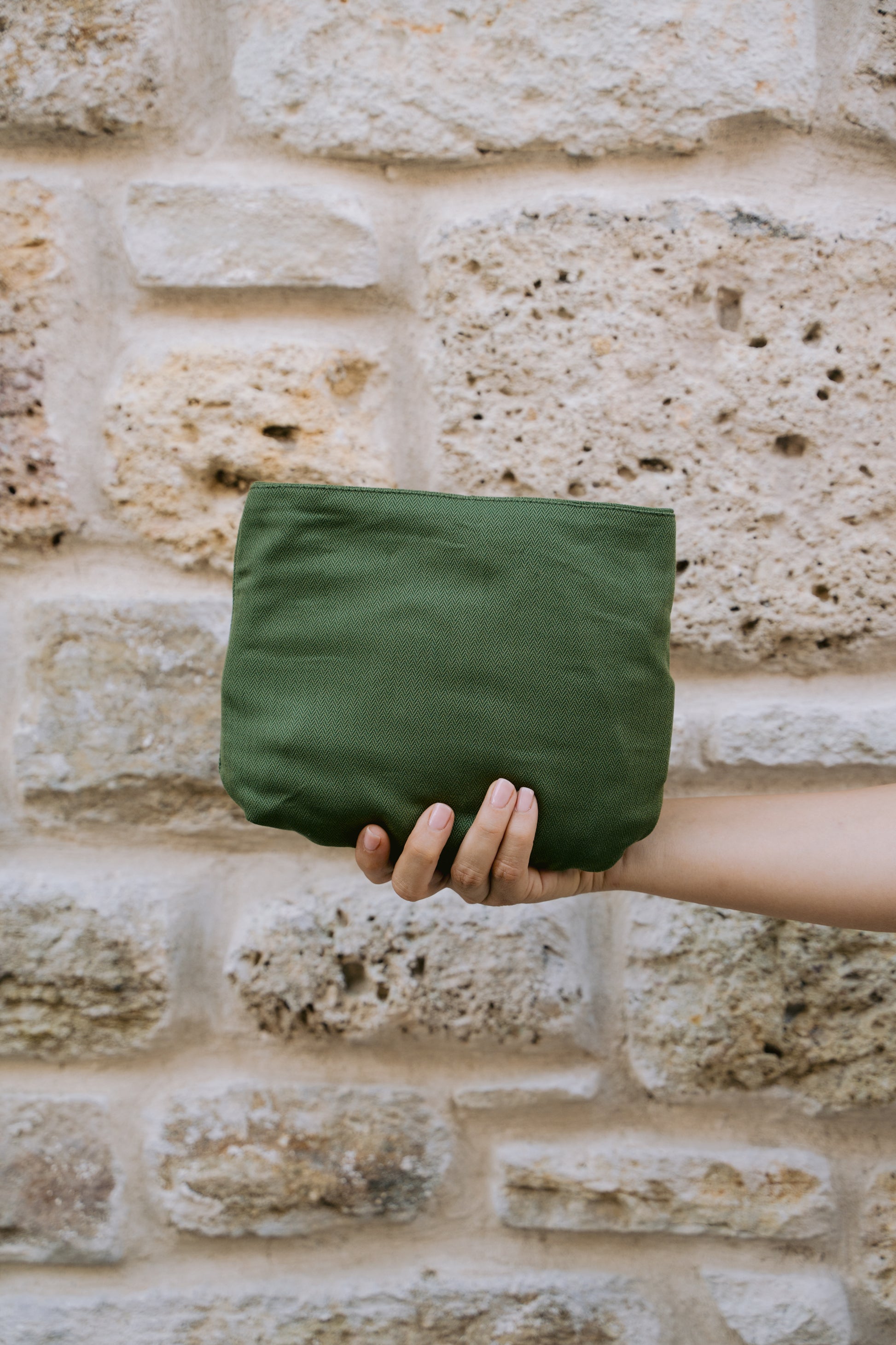 Mama, Arm! Mama, runter! – Mit der Neko Up & Down Hüfttrage schonst du deinen Rücken im Alltag. Sekundenschnell angelegt und kompakt wie eine Handtasche.