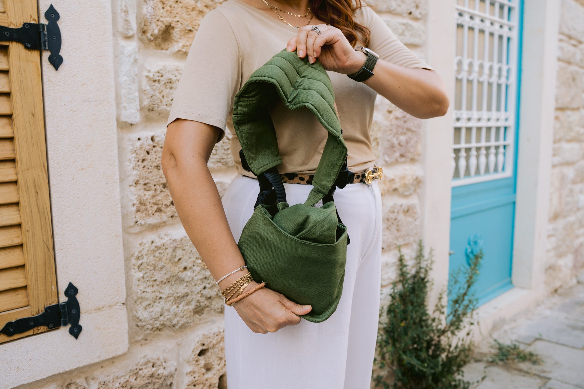 Mama, Arm! Mama, runter! – Mit der Neko Up & Down Hüfttrage schonst du deinen Rücken im Alltag. Sekundenschnell angelegt und kompakt wie eine Handtasche.