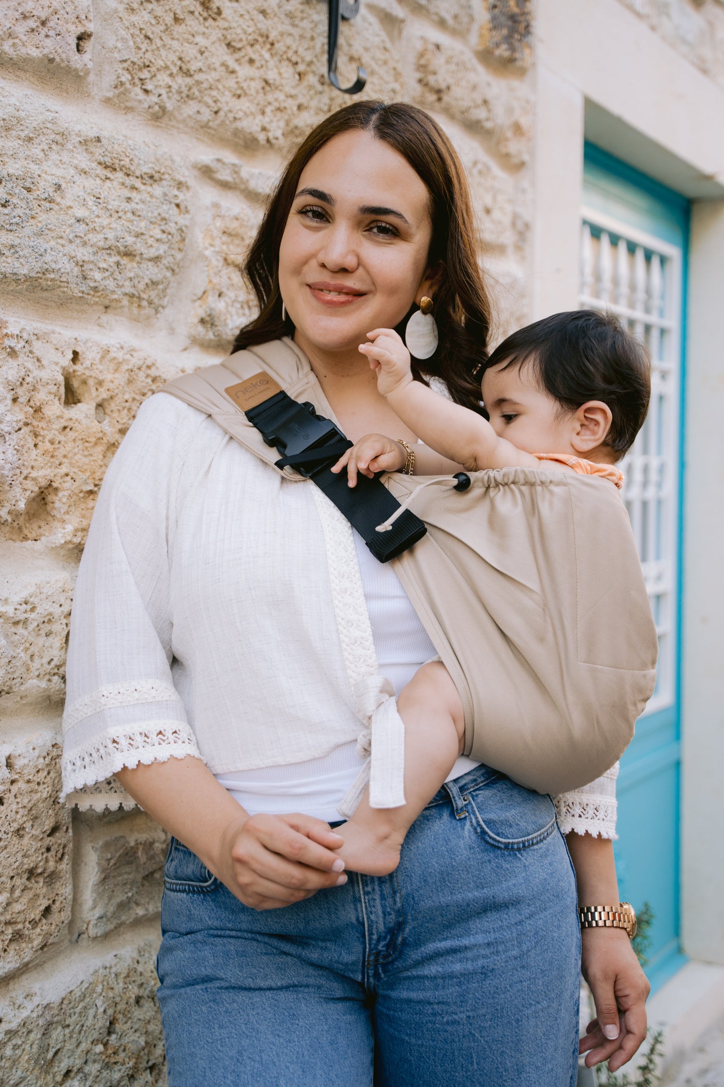 Mama, Arm! Mama, runter! – Mit der Neko Up & Down Hüfttrage schonst du deinen Rücken im Alltag. Sekundenschnell angelegt und kompakt wie eine Handtasche.